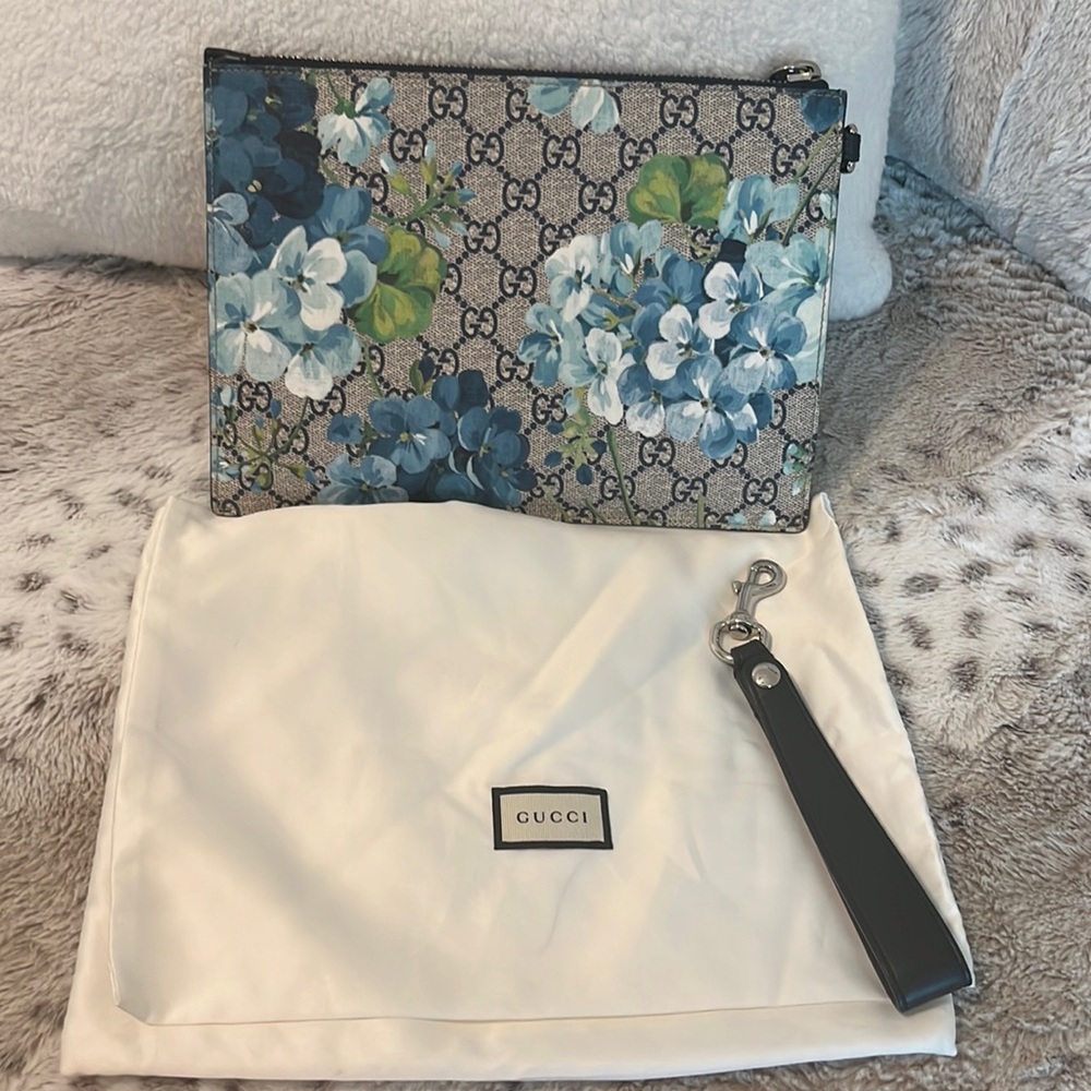 Authentic Gucci Supreme Blooms small Zip Pouch